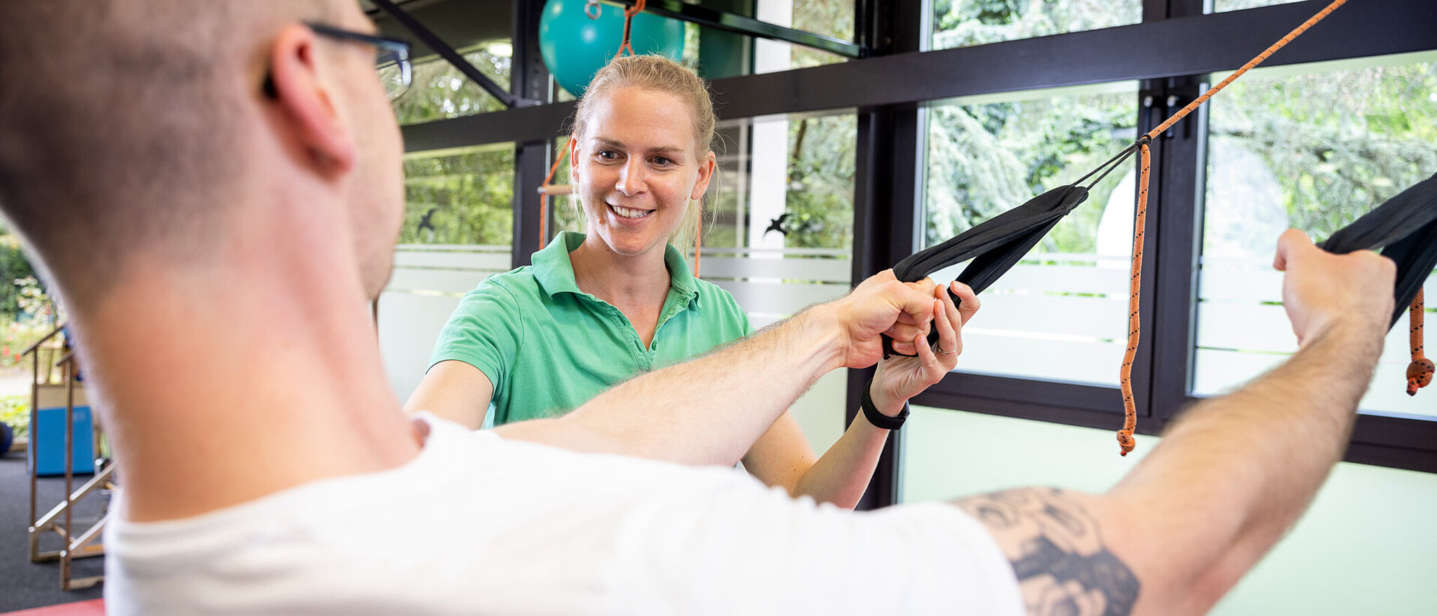 Patient trainiert mit Physiotherapeutin im Reha-Zentrum Lüneburg